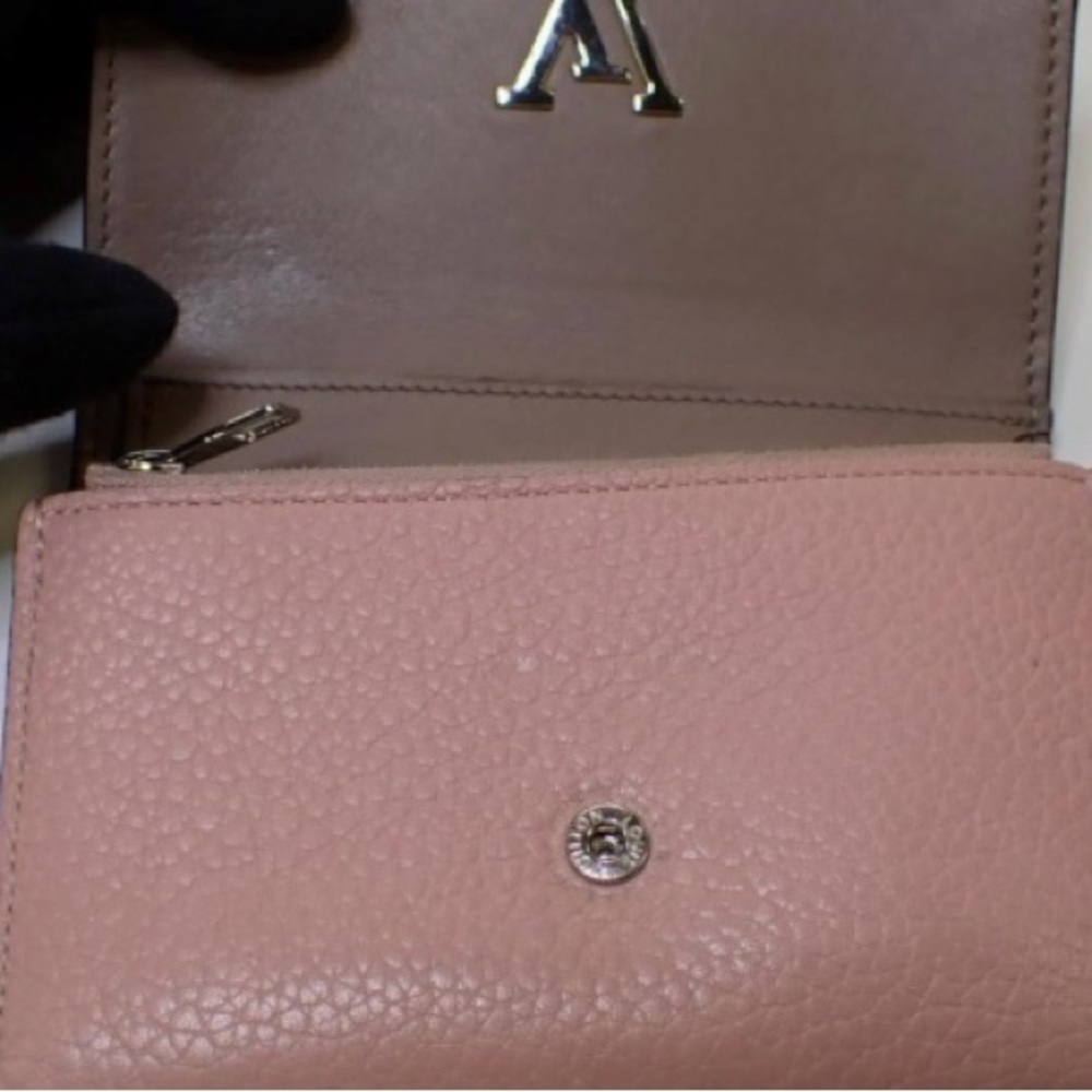 Louis Vuitton Capucines Compact Wallet - Picture 11 of 16